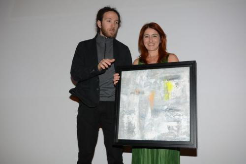 Nicla Diomede consegna il quadro "VirgoH121" a Simone Salvagnin