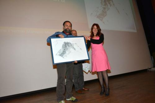 Nicla Diomede consegna a Franco Michieli il premio categoria Ambiente